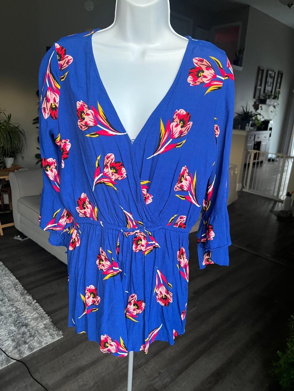Express‎ Surplice Bell Sleeve Blue Floral Romper size Medium #634